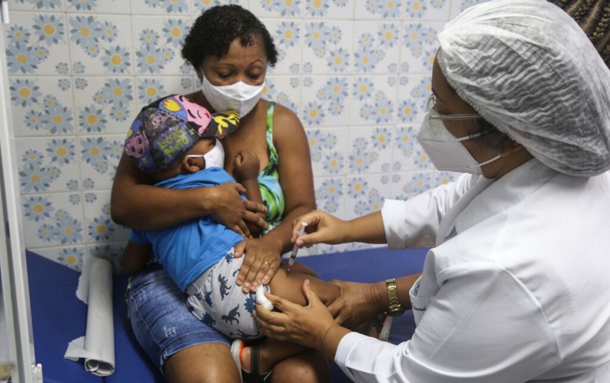 Uma criança morre por dia de covid-19 no Brasil em 2022